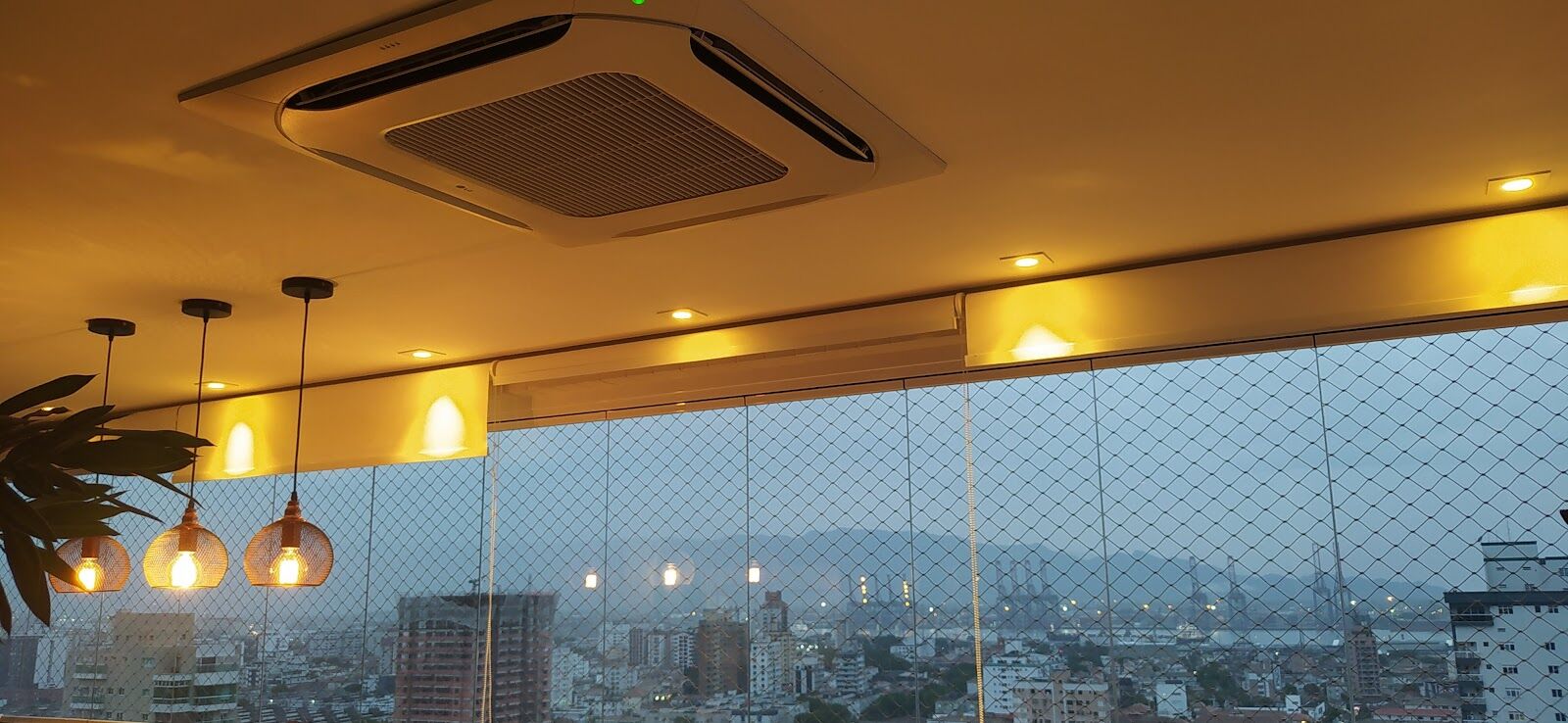 Ar-condicionado cassete no teto de uma varanda com vista da cidade