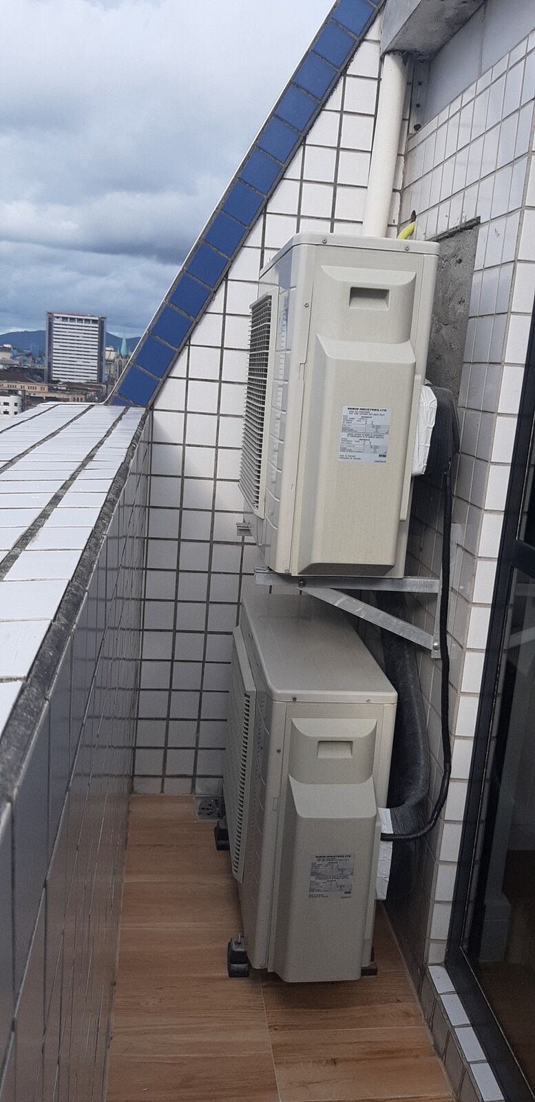 Duas condensadoras instaladas em suporte na sacada de um prédio em Santos