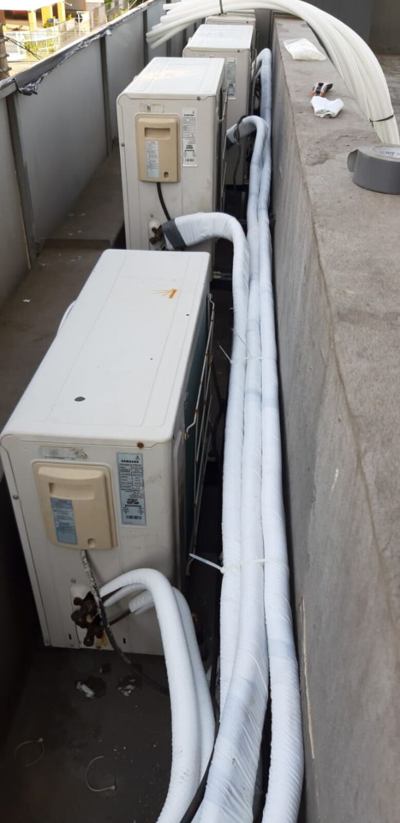 Condensadoras com tubulação nova em uma cobertura