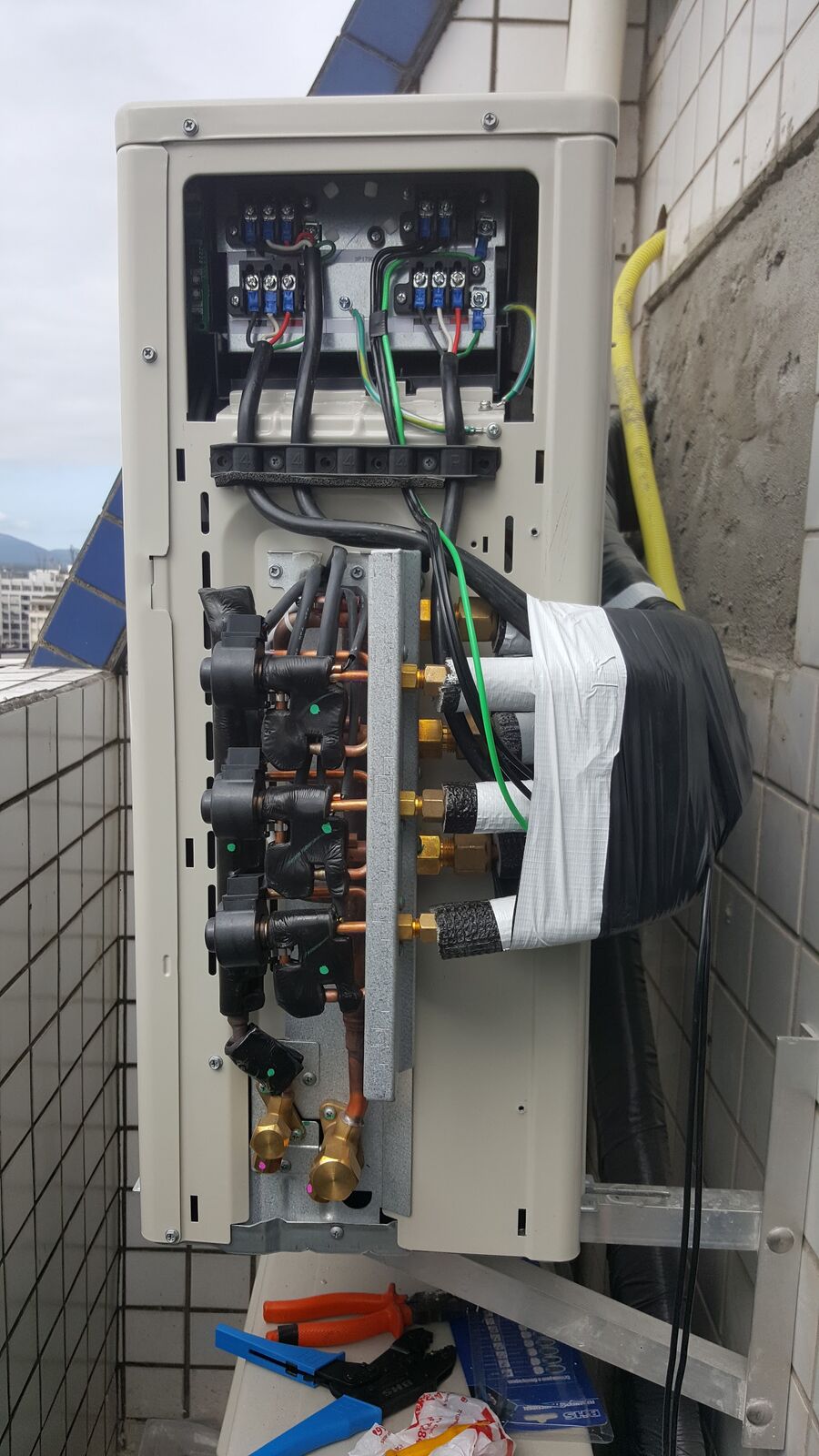 Condensadora de grande porte com as ligações elétricas à mostra